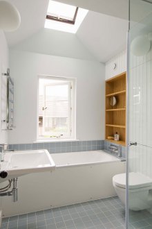 Pencereli Küçük Bir Banyo için Tasarım Fikirleri