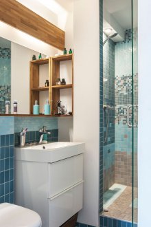 Raflı küçük bir banyo için tasarım fikirleri