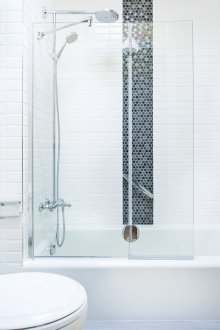 Dekoratif insertli küçük bir banyo için tasarım fikirleri