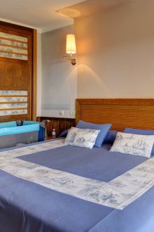 Habitación pequeña con cuna