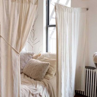 Habitación pequeña en estilo ecológico.