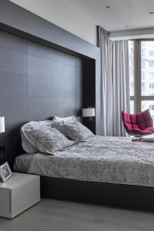 Habitación pequeña con ventanal