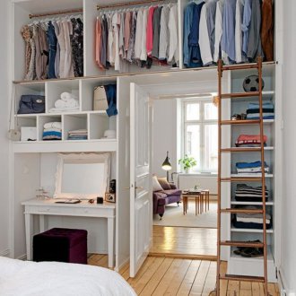Habitación pequeña con vestidor.