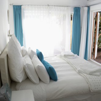 Habitación pequeña con detalles en azul.