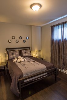 Pequeño dormitorio marrón