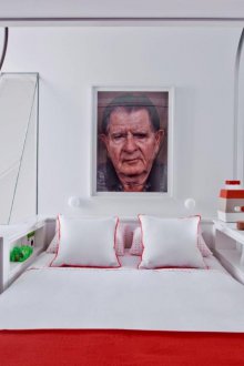 Pequeño dormitorio rojo