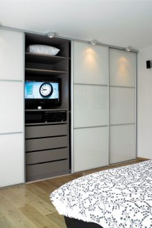 Habitación pequeña con armario.