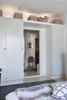 Habitación pequeña con muebles.