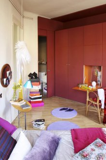 Habitación pequeña con muebles modulares.