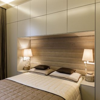 Habitación pequeña con cama nido.