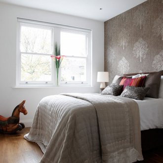 Habitación pequeña con papel tapiz