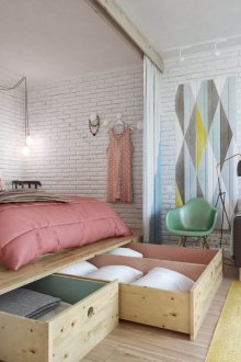 Habitación pequeña con podio.
