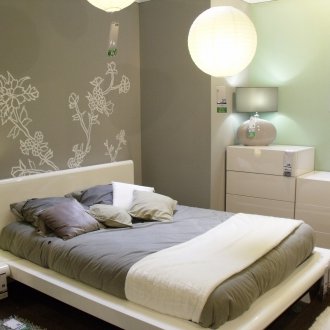 Pequeño dormitorio gris