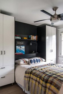Habitación pequeña con armario.