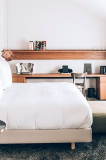 Habitación pequeña con mesa