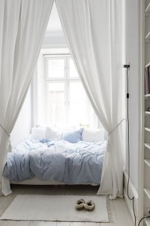 Habitación pequeña con tabique textil.