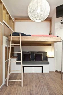 Habitación pequeña con cama convertible.