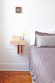 Habitación pequeña con un armario pequeño.
