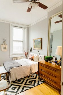 Habitación pequeña con espejo.