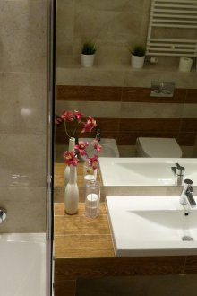 Badezimmer 4 qm mit Fliesen aus Holz