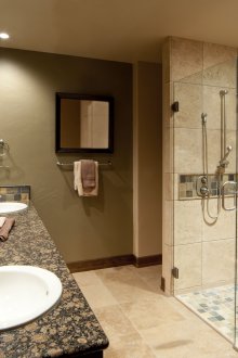 Badezimmer 4 qm mit Keramikfliesen