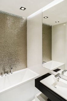 Badezimmer 4 qm mit dekorativer Wand