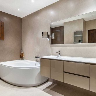 Badezimmer 4 qm mit Eckbadewanne