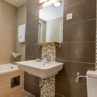 Badezimmer 4 qm mit dekorativen Einsätzen