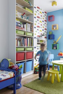 Çocuk odası raf ile bir stüdyo daire