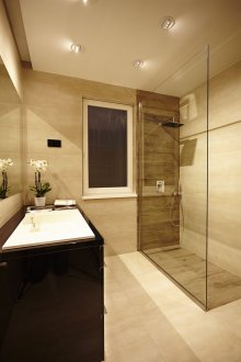 Evde bej banyo.
