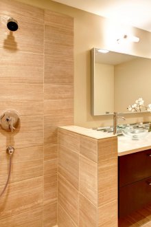 Bej renkli duşlu banyo