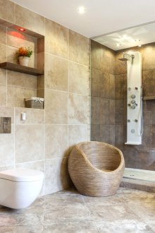 Bej taş döşemeli banyo
