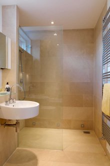 Porselen çinili bej banyo