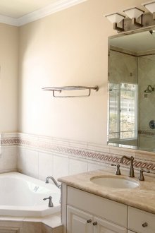 Boyalı duvarlı bej banyo