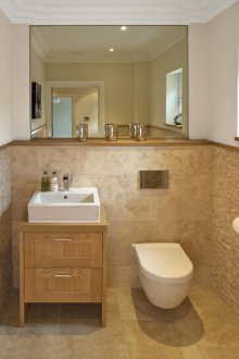 Tuvalet ile bej banyo