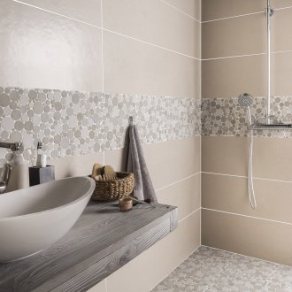 Ekler ile bej banyo
