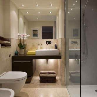 Bir ayna ile bej banyo.