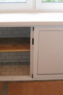 Pencere montajının altında buzdolabı