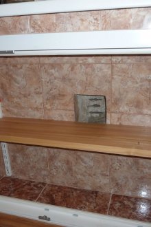 Döşenmiş pencerenin altındaki buzdolabı