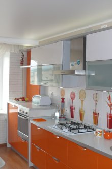 Pencere altında buzdolabı