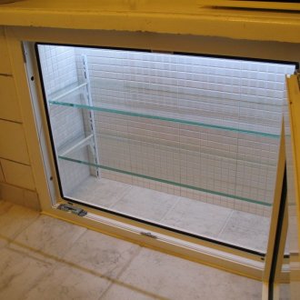 Buzdolabı ile ışık penceresinin altında
