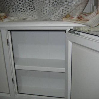 Buzdolabı rafları ile pencerenin altında