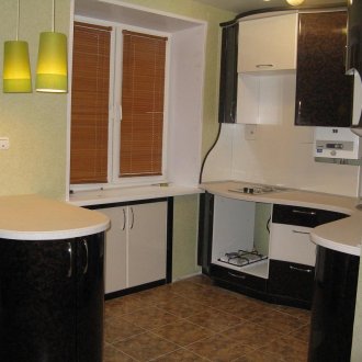 Pencere dolabının altındaki buzdolabı
