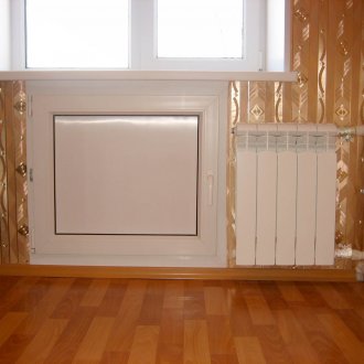 Pencerenin altındaki buzdolabı kış