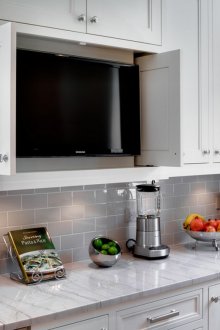 Eingebauter Fernsehschrank in der Küche