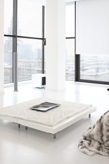 Fernseher in einem weißen Wohnzimmer