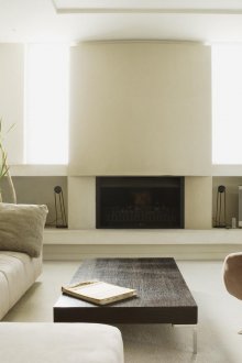 Kleiner Fernseher in einem beigen Wohnzimmer