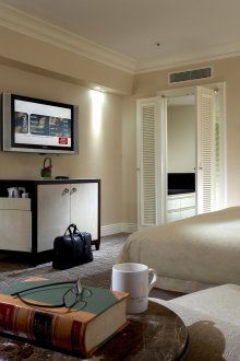 Fernseher in einem beigen Schlafzimmer