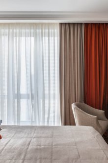 Fernseher in einem kleinen stilvollen Schlafzimmer