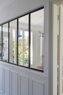 Design eines Flurs mit einer Glastrennwand